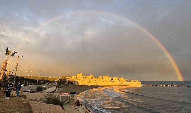 Korikos Kalesi gökkuşağı ile altın renge büründü