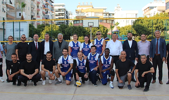 Kumluca'da öğretmenler arası voleybol turnuvası