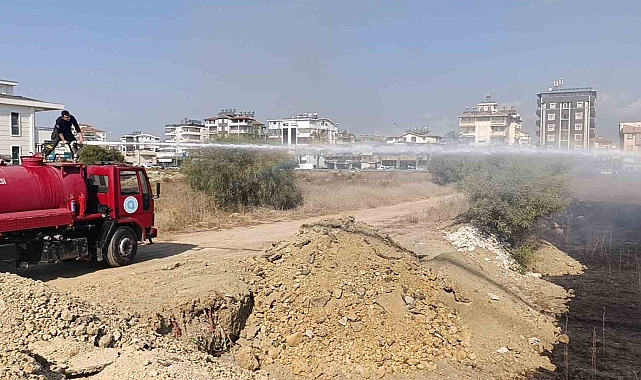 Manavgat'ta çalılık yangını, evlere ulaşmadan söndürüldü