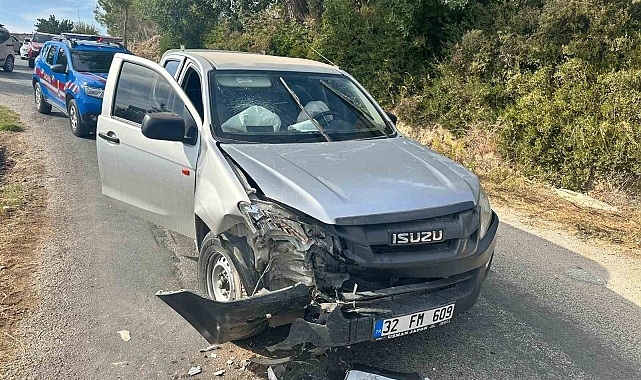 Manavgat&#039;ta kamyonet ile otomobil çarpıştı: 3 yaralı