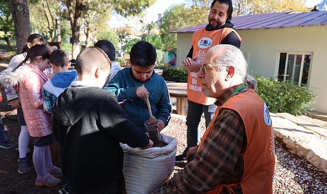 Marmaris'te minik eller toprakla buluştu