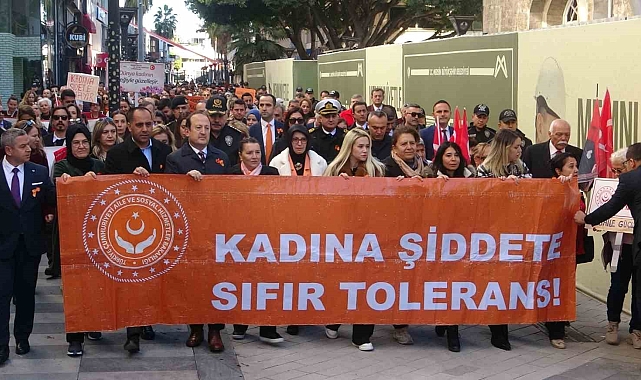 Mersinli kadınlardan şiddete karşı farkındalık yürüyüşü