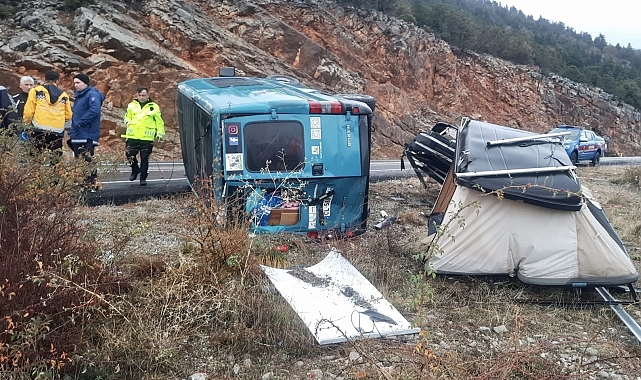 Minibüs devrildi, yabancı uyruklu sürücü yaralandı
