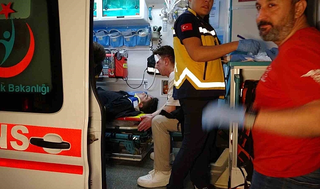 Motosiklet ile kamyonet çarpıştı: 2 yaralı
