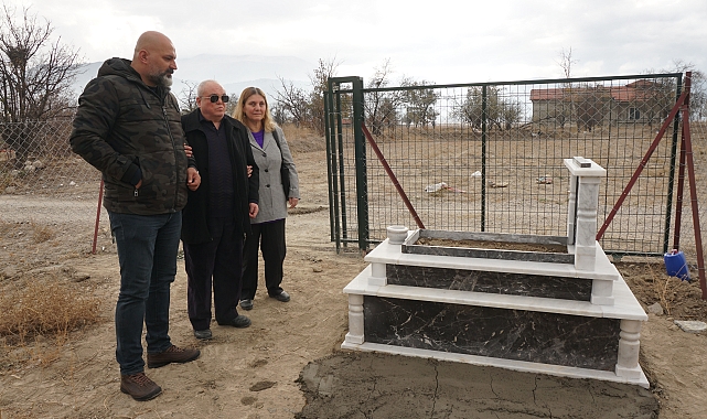 Ölen köpeği için arsa satın alıp, mezar yaptırdı
