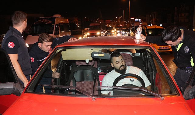 Orta şeride park ettiği aracında uyuyan alkollü sürücü, trafiği kilitledi