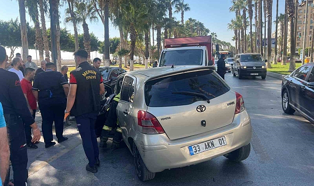 Otomobil refüje çarptı, sürücü yaralandı