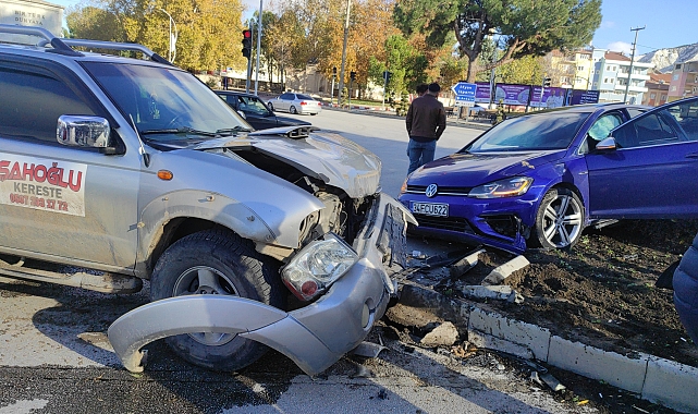 Otomobille kamyonet çarpıştı: 3 yaralı