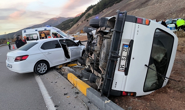 Otomobille minibüs çarpıştı: 5 yaralı