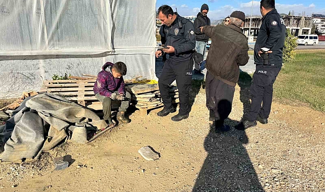 Oynamak için çaya inen 3 çocuk balçığa saplandı