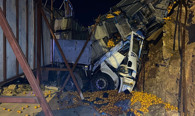 Portakal yüklü kamyon duvara çarptı: 1 ölü