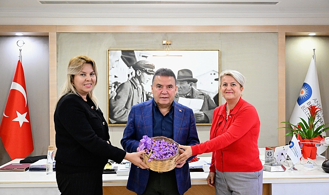 Safran soğanının ilk hasadı Başkan Böcek'e