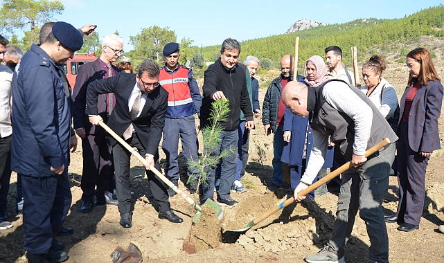 Serik'te fidanlar toprakla buluştu