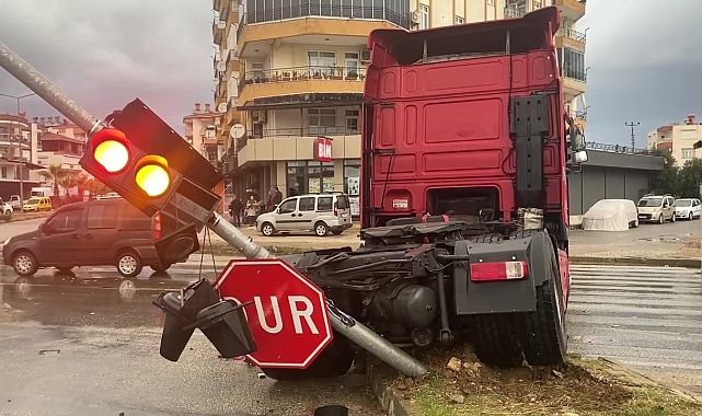 Serik'te tırlar çarpıştı: 1 yaralı