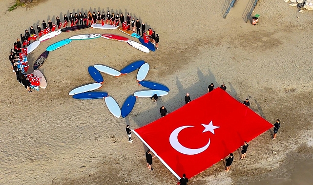 Sporcular kumsalda boardları ile ay yıldız oluşturdu
