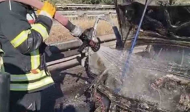 Tarsus'ta seyir halindeki otomobil yandı