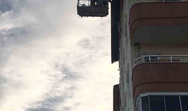 Tarsus'ta tehlike arz eden çatı malzemesi söküldü