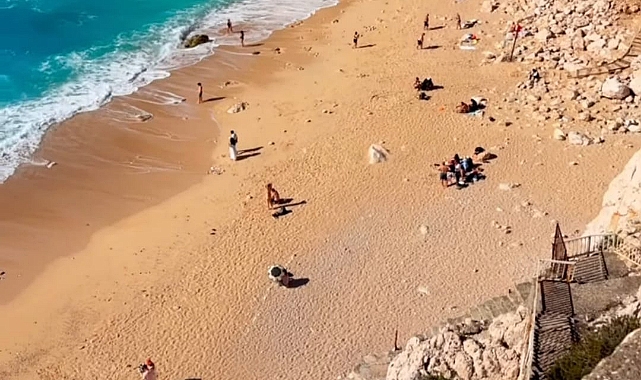 Turistler Denizin Tadını Çıkarttı