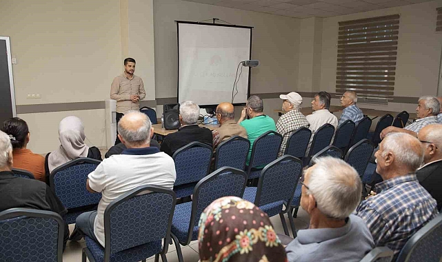 Yaş almış vatandaşlar 'akılcı ilaç kullanımı' hakkında bilgilendiriliyor