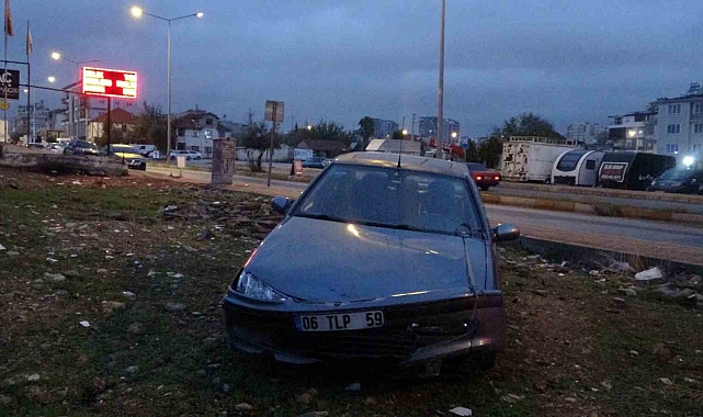 14 yaşındaki çocuğun kullandığı araç kaldırımda yürüyen aileye çarptı: 1'i bebek 3 yaralı
