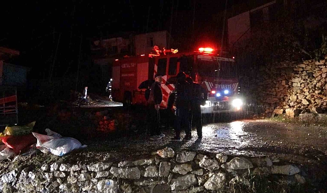 2 katlı evde çıkan yangına yağmur altında müdahale