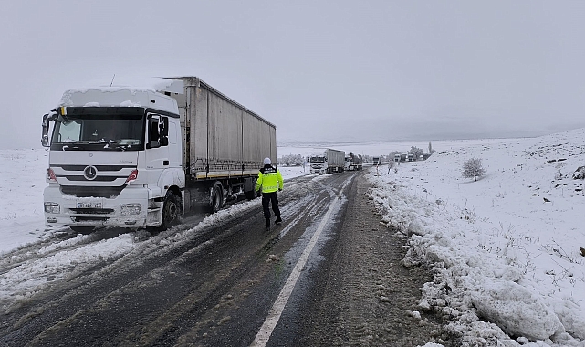 Afyonkarahisar'da kar, ulaşımı olumsuz etkiledi