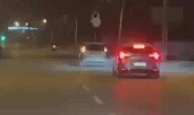 Akan trafikte camdan aracın üzerine çıkıp dans etti