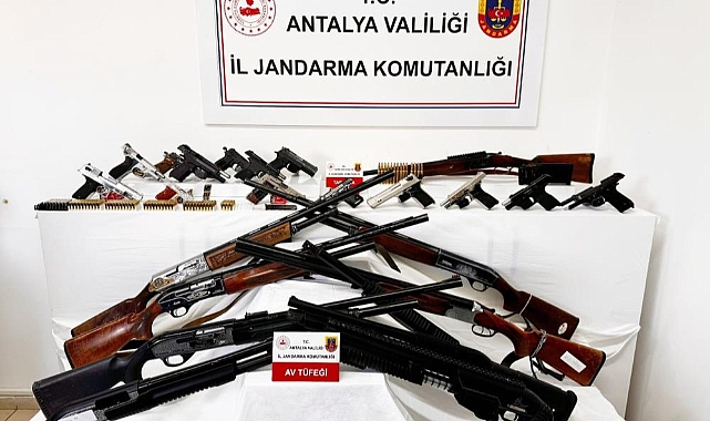 Alanya'da Jandarmadan 11 Adrese Eş Zamanlı Operasyon: Çok Sayıda Silah ve Uyuşturucu Ele Geçirildi