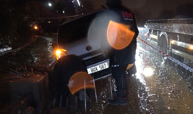Alanya'da yol çöktü, 3 araç çukurda mahsur kaldı