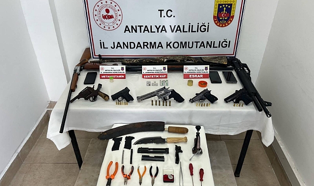 Antalya'da Jandarma, Ruhsatsız Silah ve Uyuşturucuya Yönelik Operasyon Düzenledi