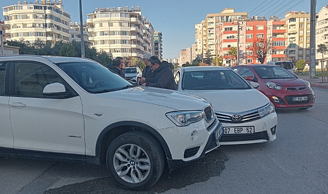 Antalya'da otomobillerin çarpışması sonucu maddi hasar oluştu 