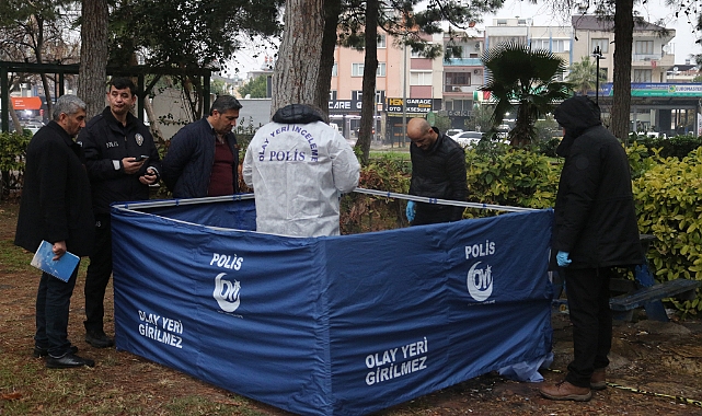 Antalya'da Parkta Hareketsiz Yatan Bir Kişi Bulundu: Ölümü Soruşturuluyor