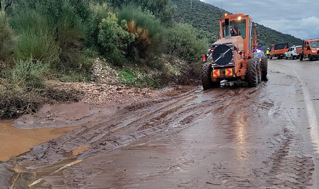Antalya'da sağanak su baskınlarına neden oldu