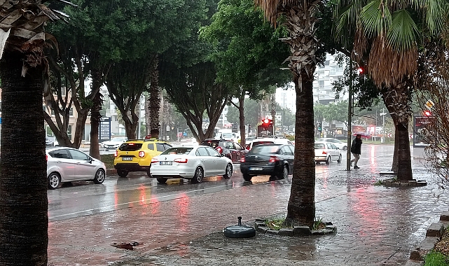 Antalya’da Sağanak Yağış Etkili Oluyor