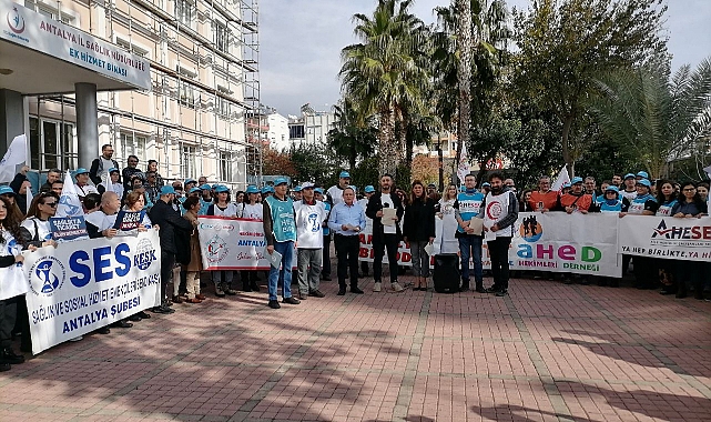 Antalya’da Sağlıkçılar Yeni Aile Hekimleri Yönetmeliğini Protesto Etti
