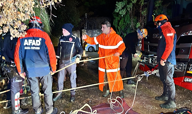 Antalya'da falezlerden denize düşen otomobil aranıyor