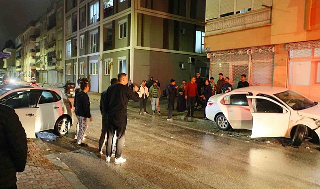 Antalya'da iki otomobil sokak keşiminde çarpıştı: 2 yaralı