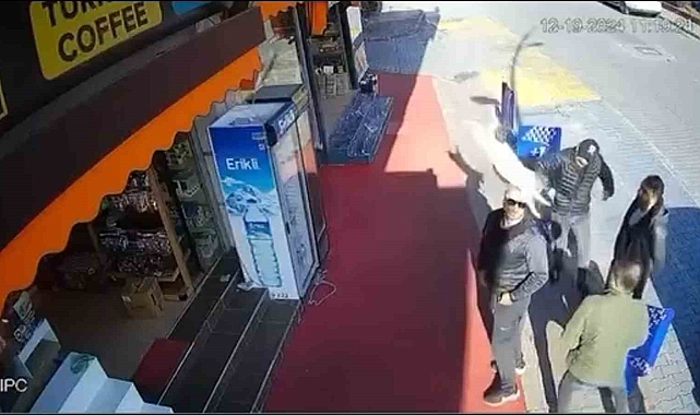 Antalya'da ilginç olay kaldırımda sohbet eden gencin kafasına kedi düştü