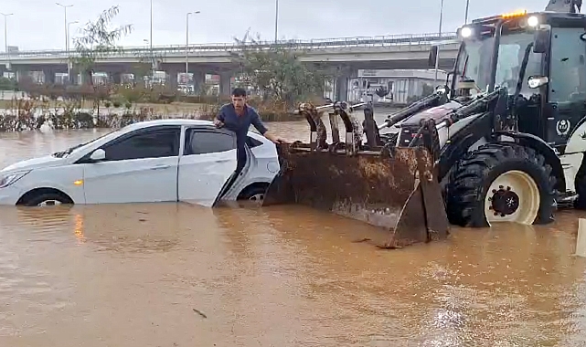Antalya'da sağanak; göle dönen yollarda mahsur kaldılar