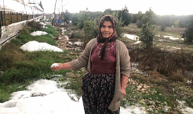 Antalya'da sağanak yağmur sonrası dolu yağdı