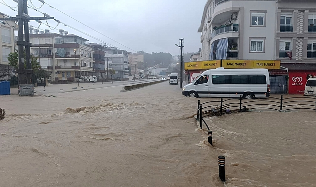 Antalya'da sağanak yağmur yollarda ve tarım arazilerinde su baskınlarına sebep oldu