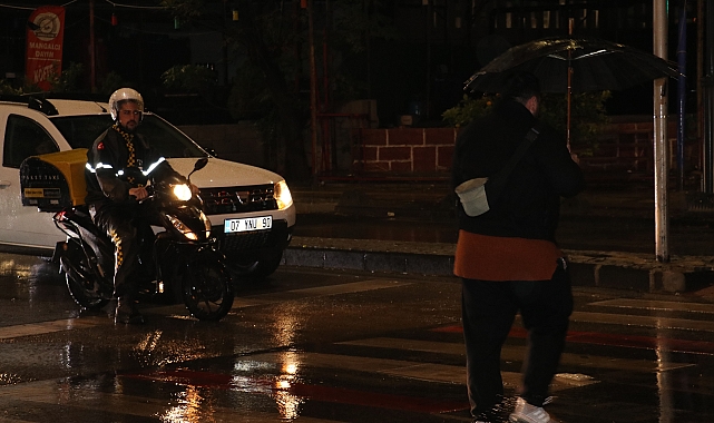 Antalya'da sağanak; yollar su altında kaldı