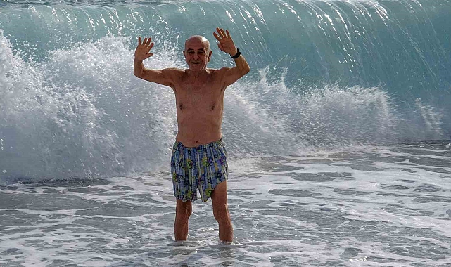 Antalya'da 'turuncu kod' uyarısına rağmen güneşli hava ve denizin keyfini çıkardılar