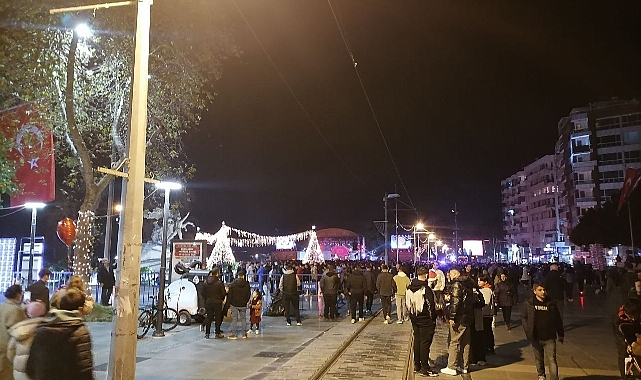 Antalyalılar Cumhuriyet Meydanı'na Akın Etti