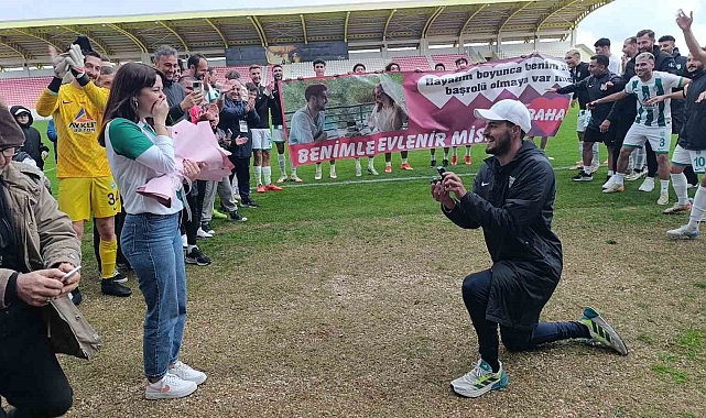 Antrenörden maç sonrası tribündeki sevgilisine sürpriz evlilik teklifi