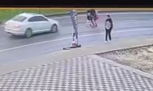 Baba ve iki çocuğunun otomobilin çarpması ile yaralandığı kaza kamerada