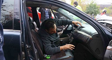 Bariyere 'ok' gibi saplandı, sıkışan sürücüyü itfaiye çıkardı