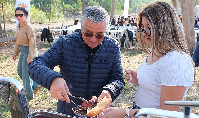 Başkan Topaloğlu'ndan öğrencilere mangal partisi