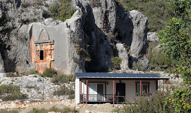 Binlerce yıllık kaya mezarın önüne ev yaptı