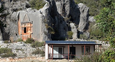 Binlerce yıllık kaya mezarın önüne ev yaptı